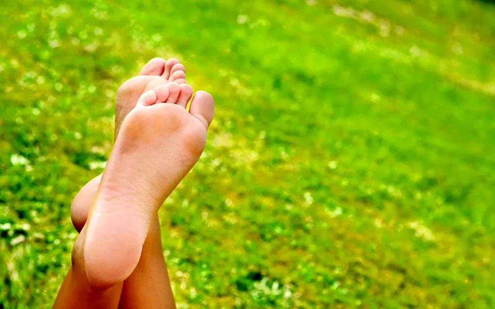 Girls‘ feet
