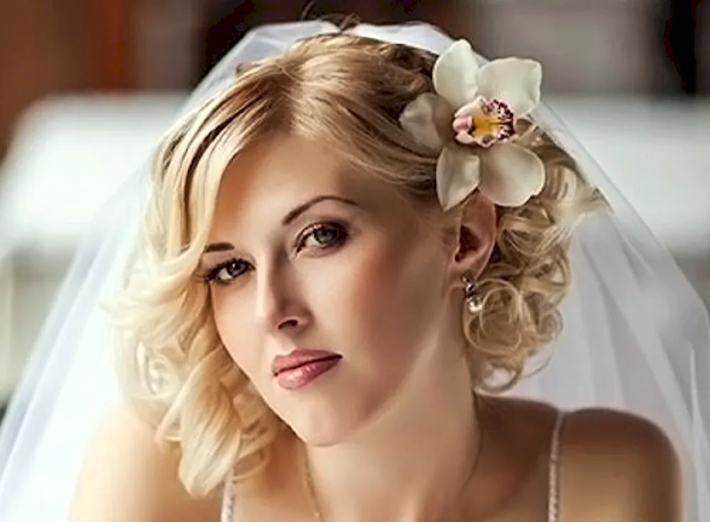 Wedding hairstyles for full girls
