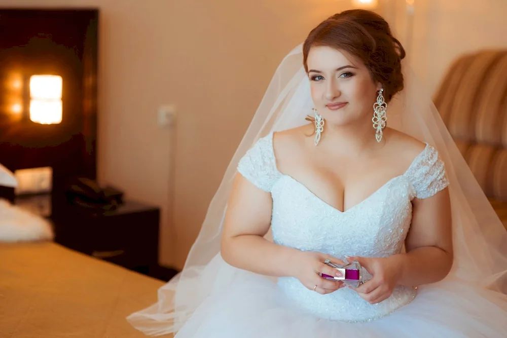 Wedding hairstyles for full brides