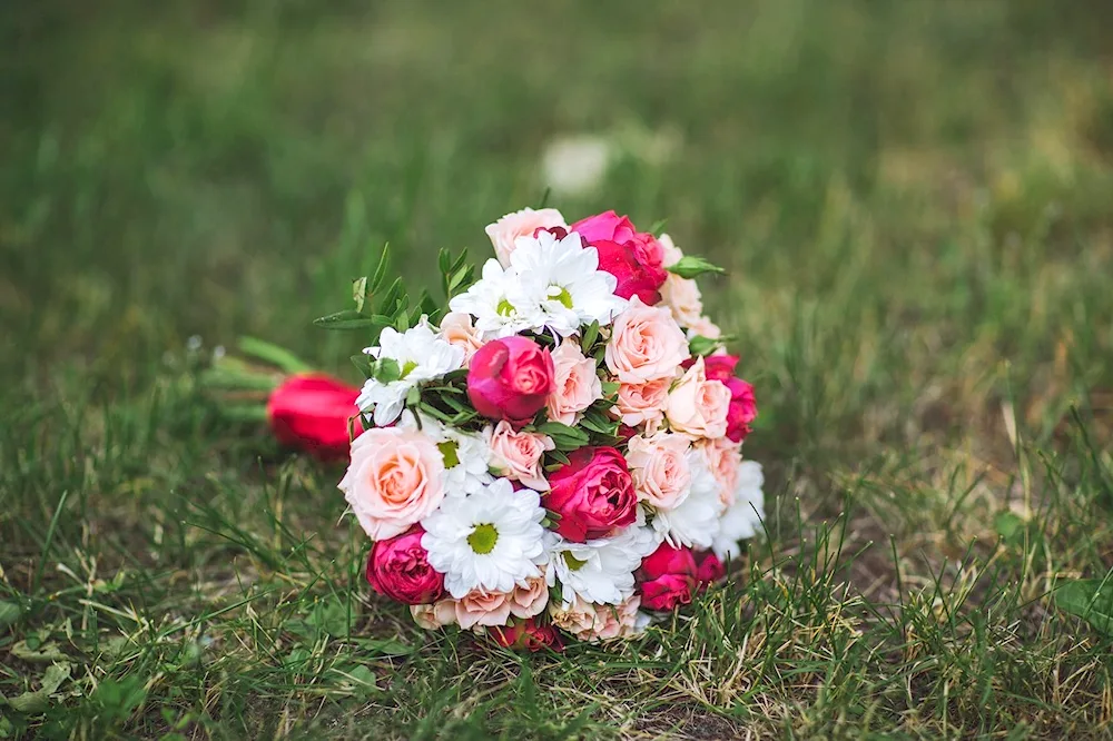 Daisy and rose wedding bouquet