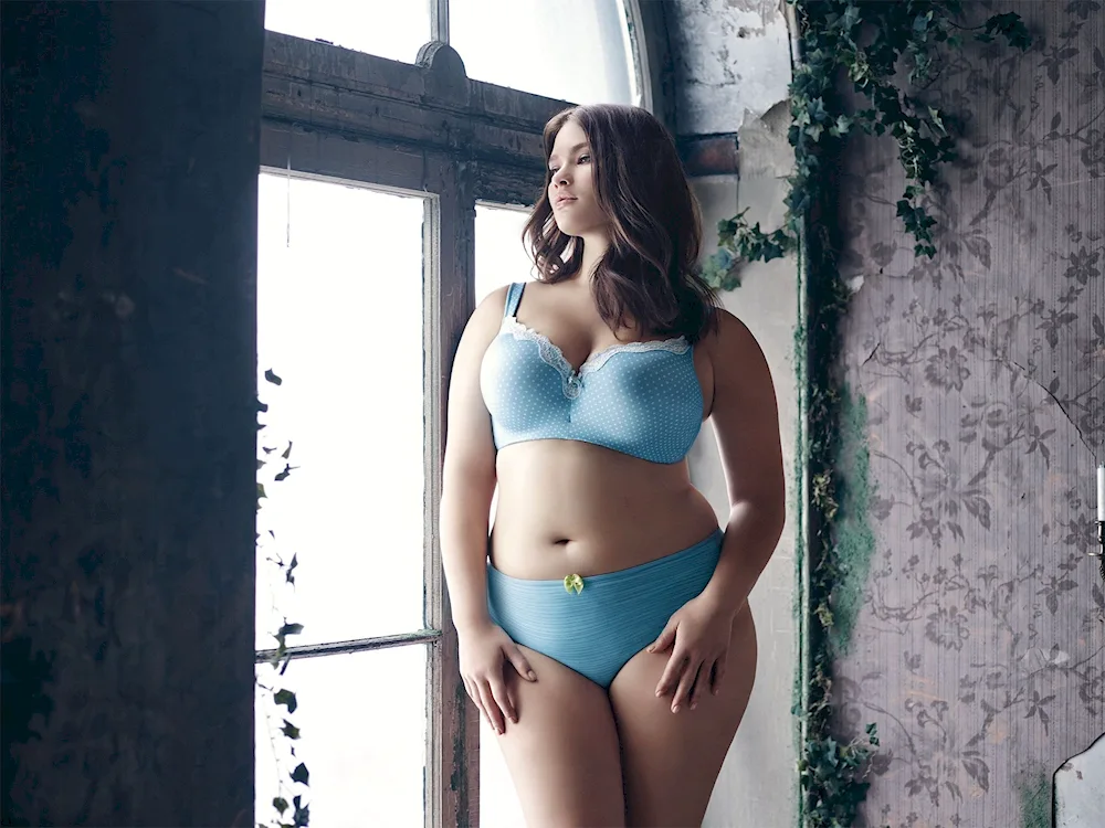 Tara Lynn plus-size model