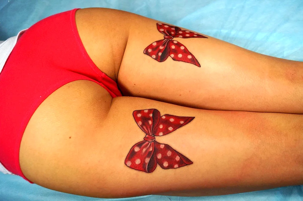 Tattoo bows on legs