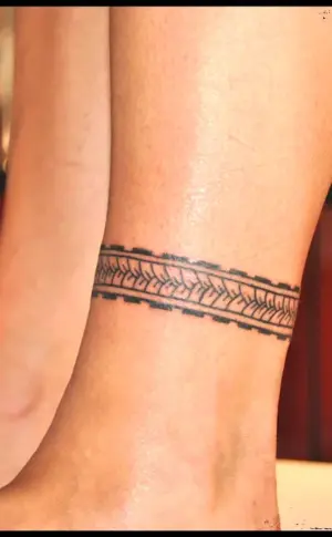 Tattoo bracelet on the leg