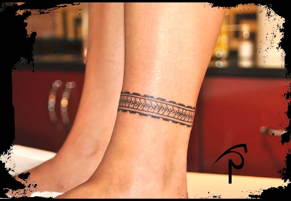 Tattoo bracelet on the leg