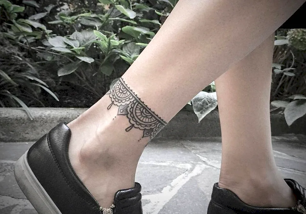 Tattoo bracelet on the leg