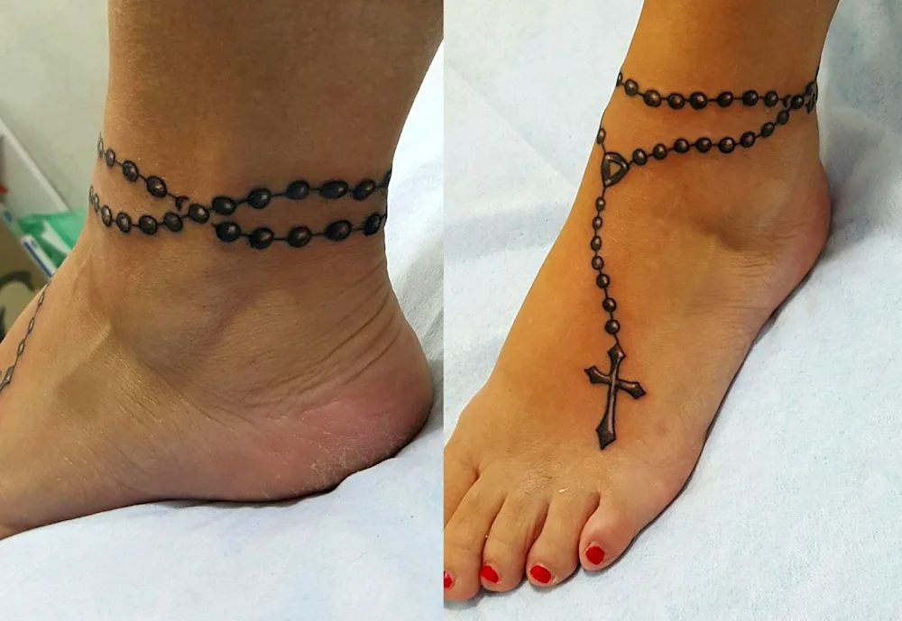 Tattoo bracelet on the leg