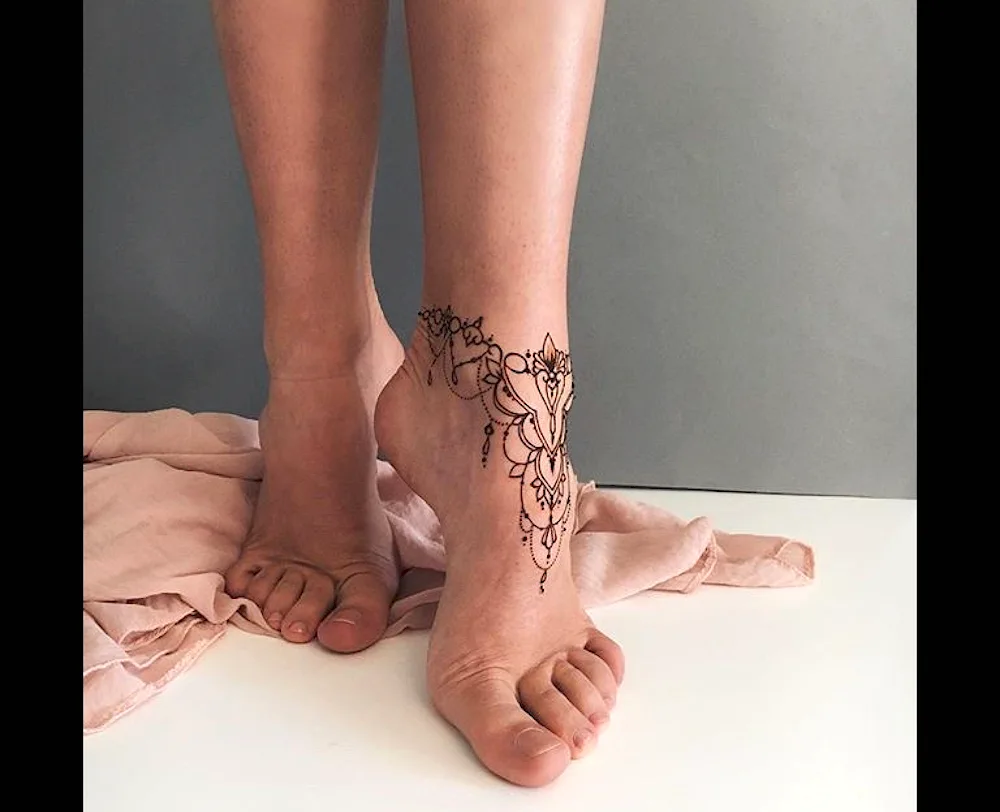 Tattoo bracelet on the leg