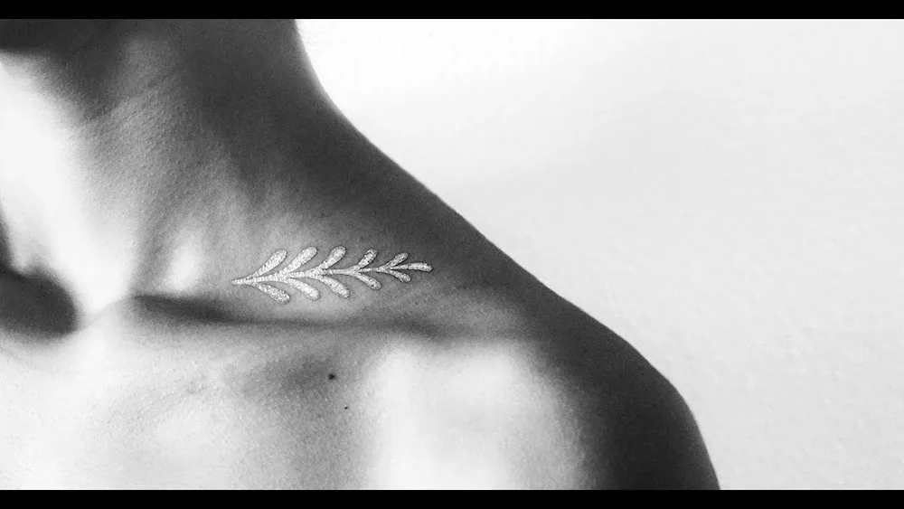 Tattoo on the collarbone for girls