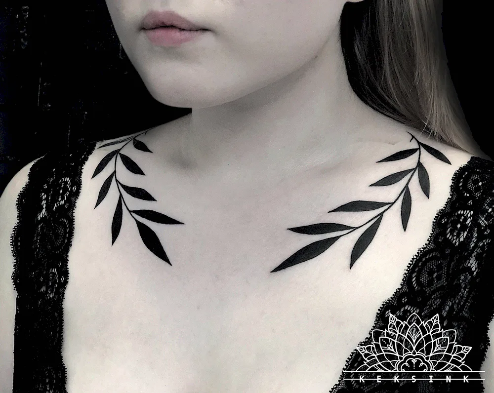 Tattoo on the collarbone