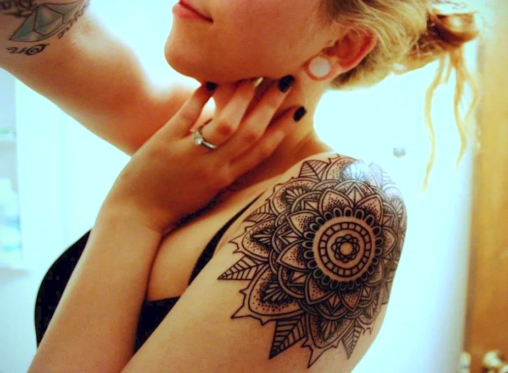 Shoulder tattoos for women