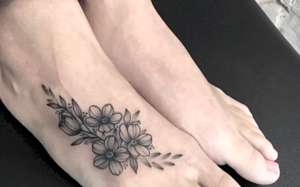 Tattoo on the ankles of Sofia Stujuk