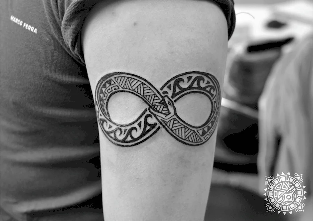 Tattoo infinity sign