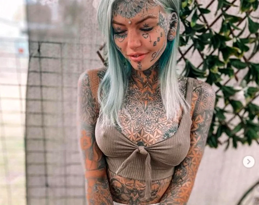 Tattooed Amber Luke