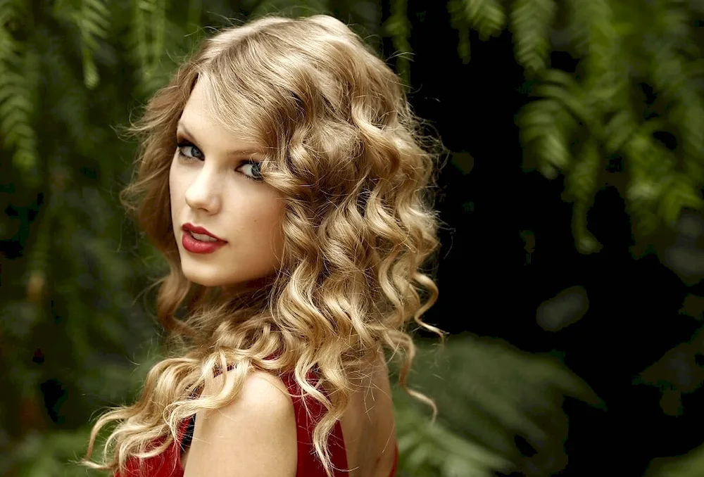 Taylor Swift with curls