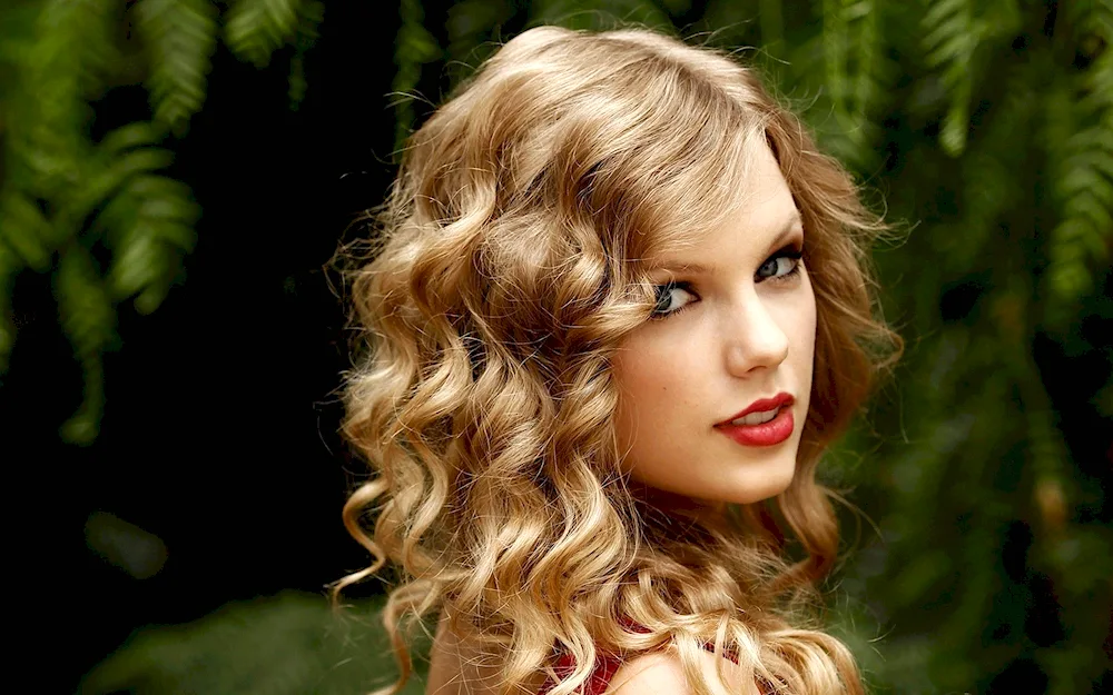 Taylor Swift with curls