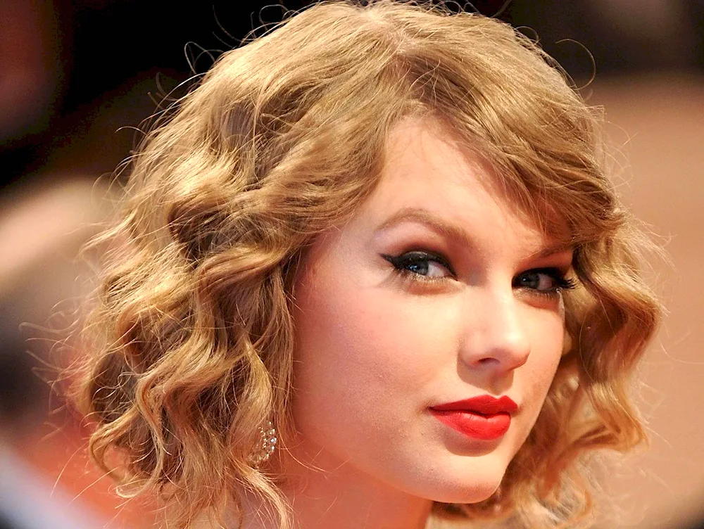 Taylor Swift with curls