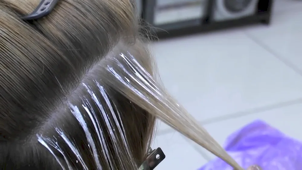 Balayage blonding