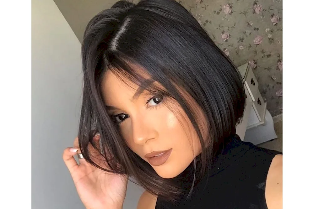 Dark kare with white strands