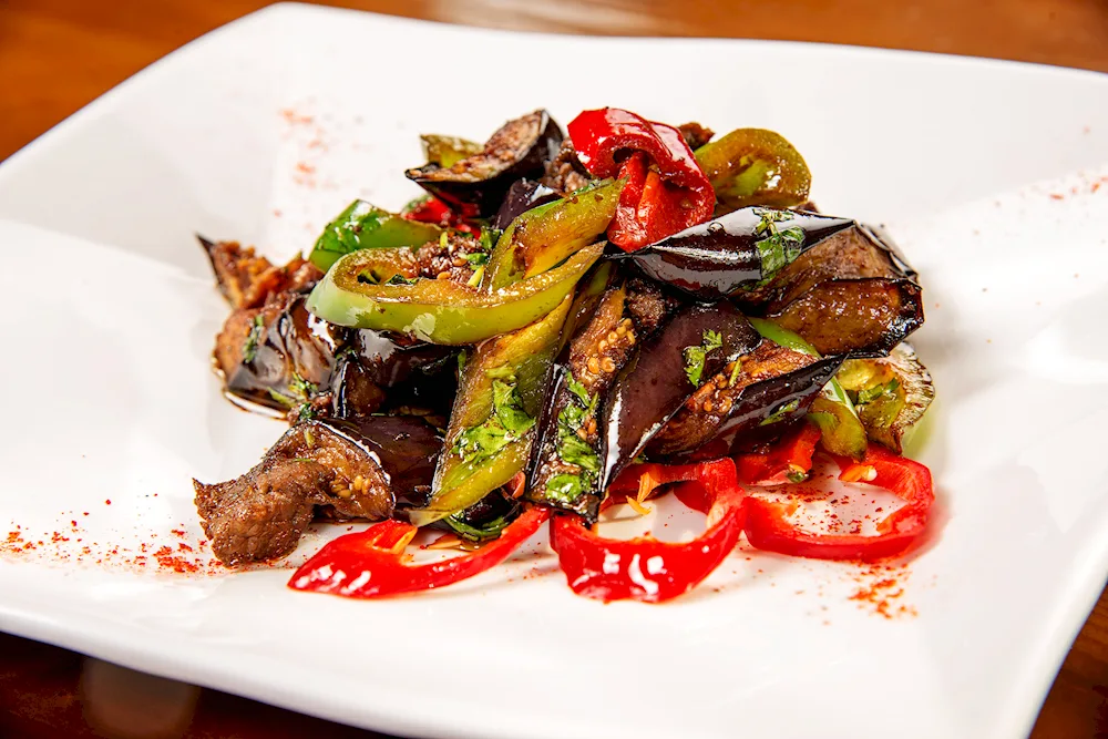 Beef salad with beef arugula cherry