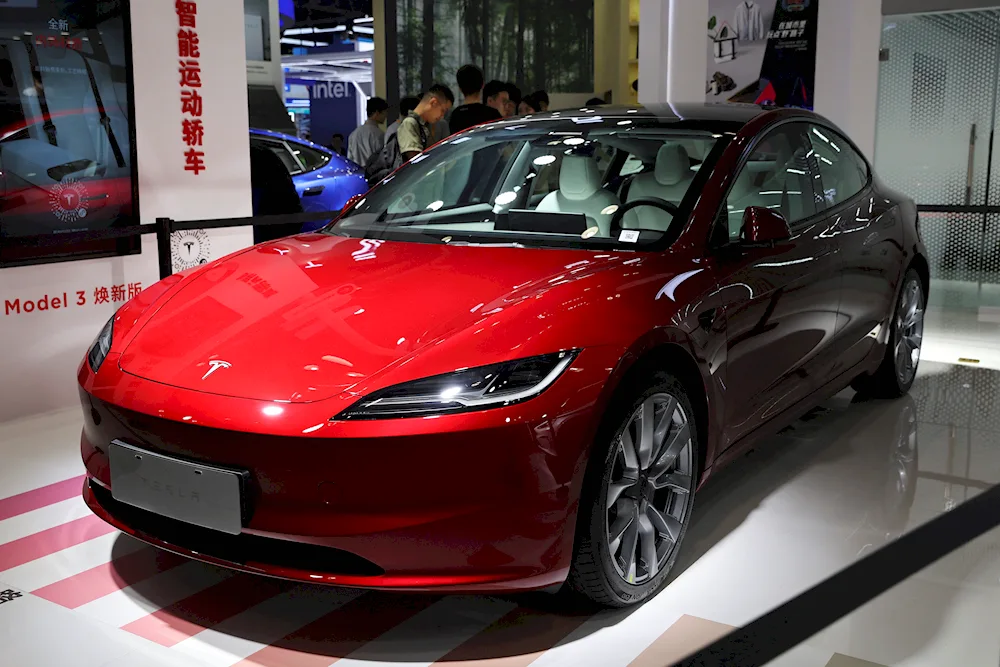 Tesla sedan model 3