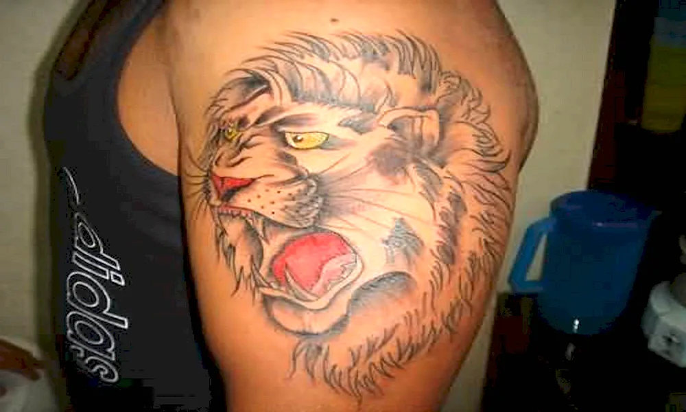 Tattoo tiger grin on shoulder for men