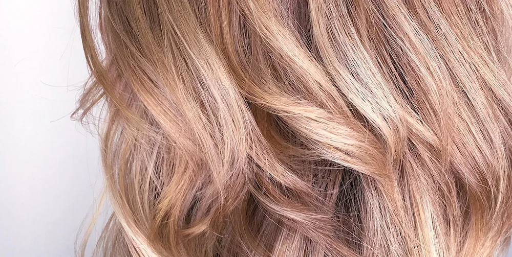 Feminine hair lightening