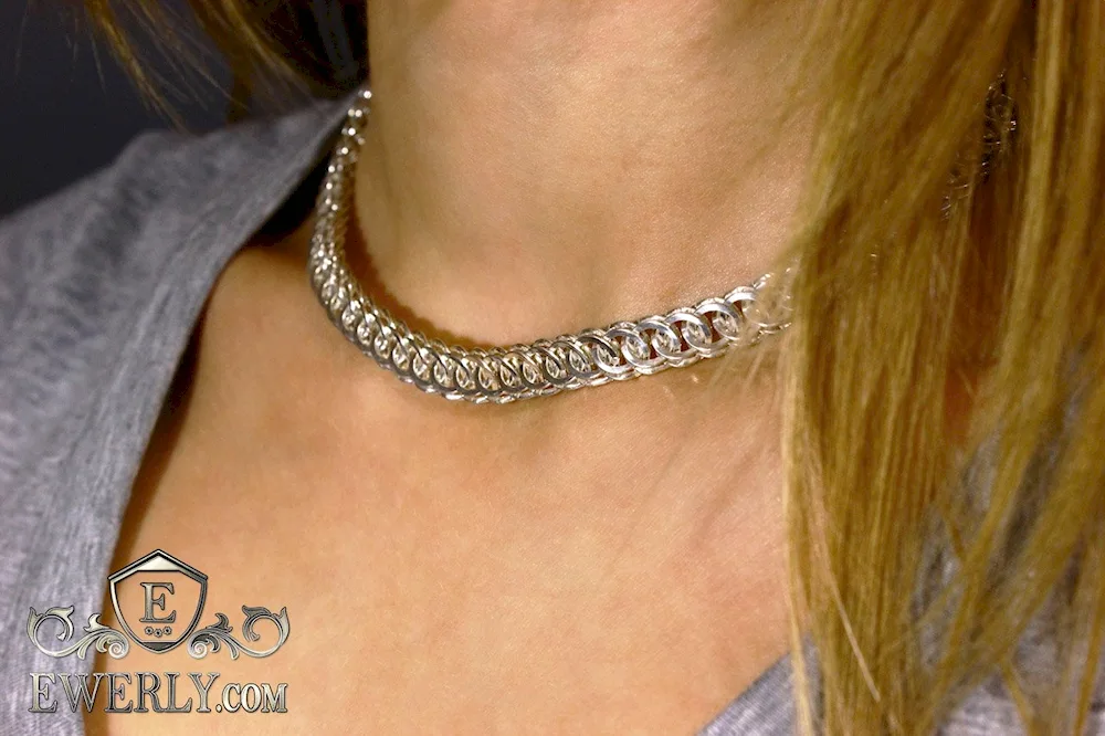 Italianka chain around the neck