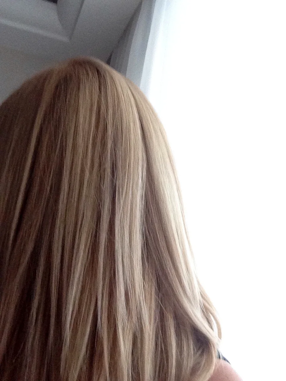 A blonde colouring with dark roots