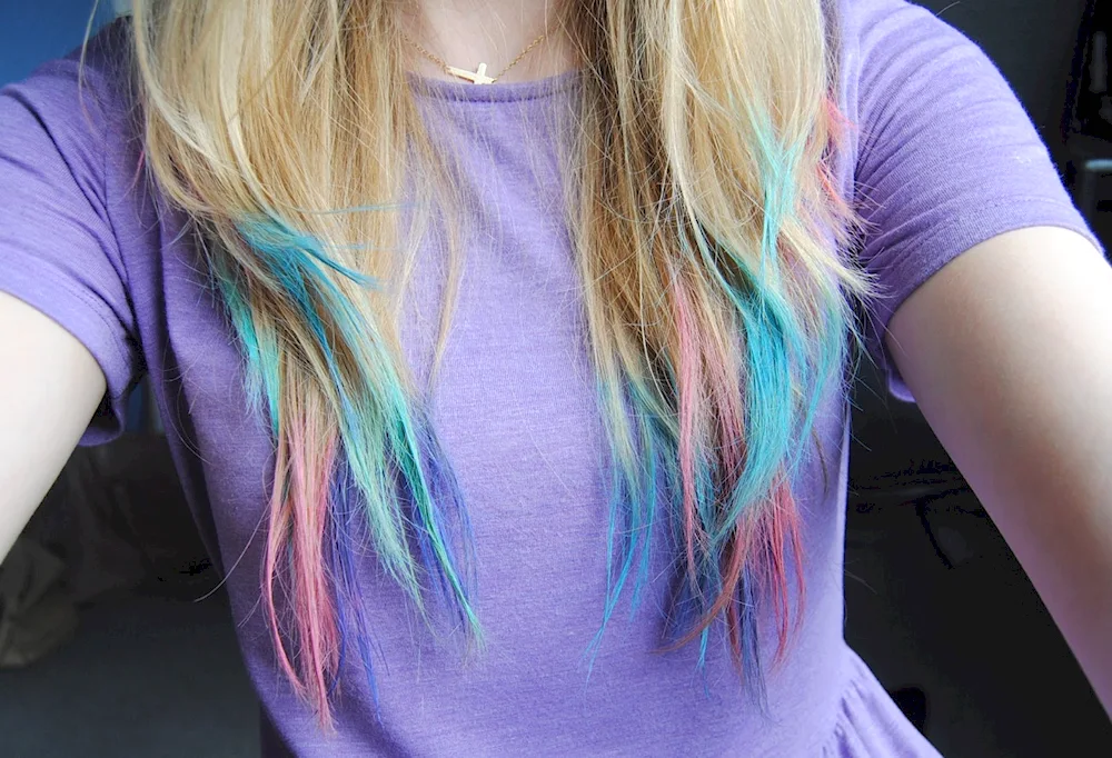 Coloured strands on short hair