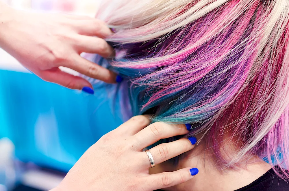 Hair styles with multicoloured strands