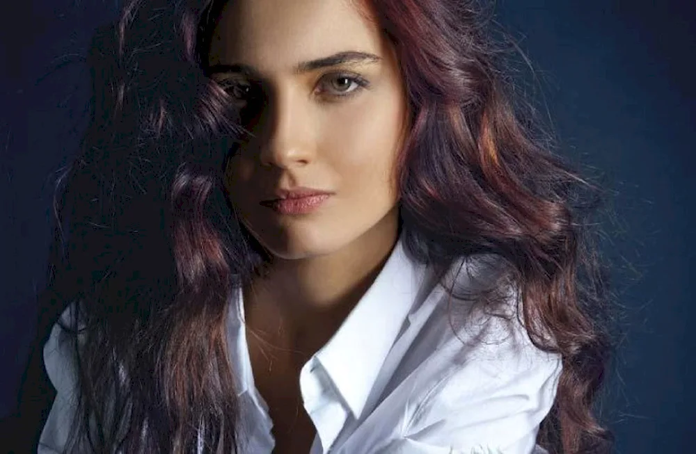 Tuba Büyüküstün actress