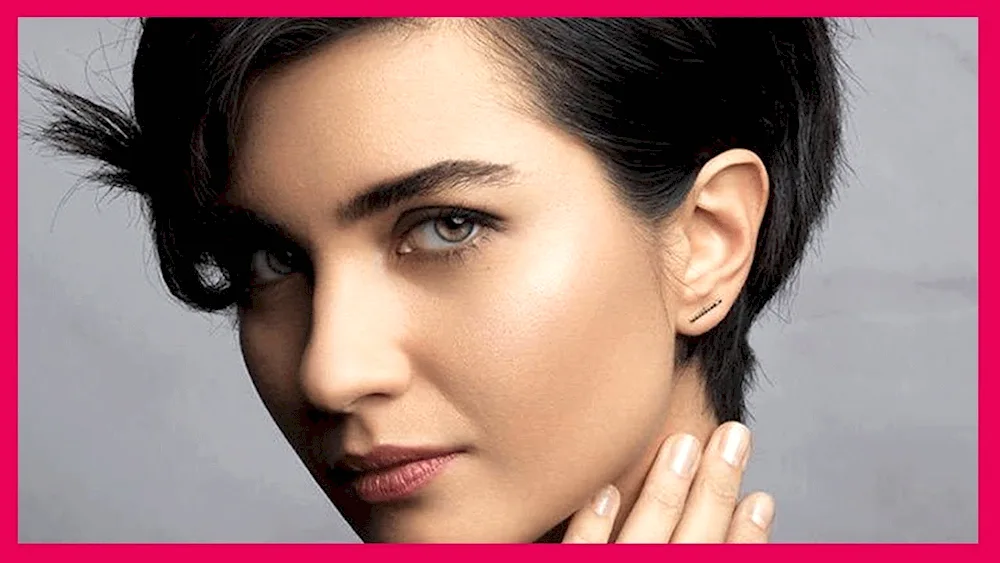 Hande Erchel Eda Yildiz