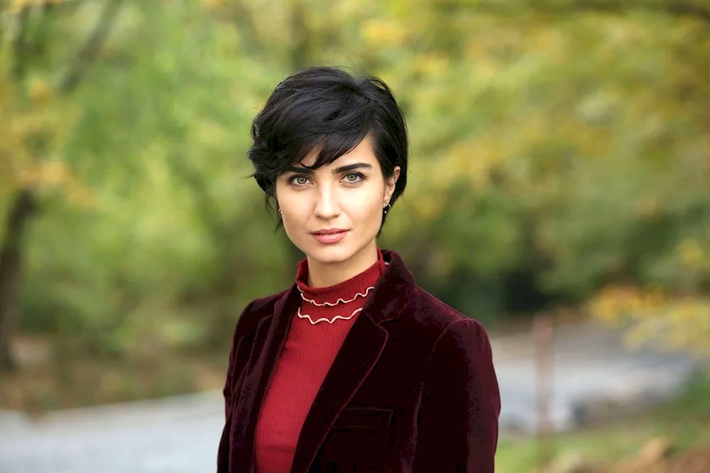 Tuba Buyukustun actress