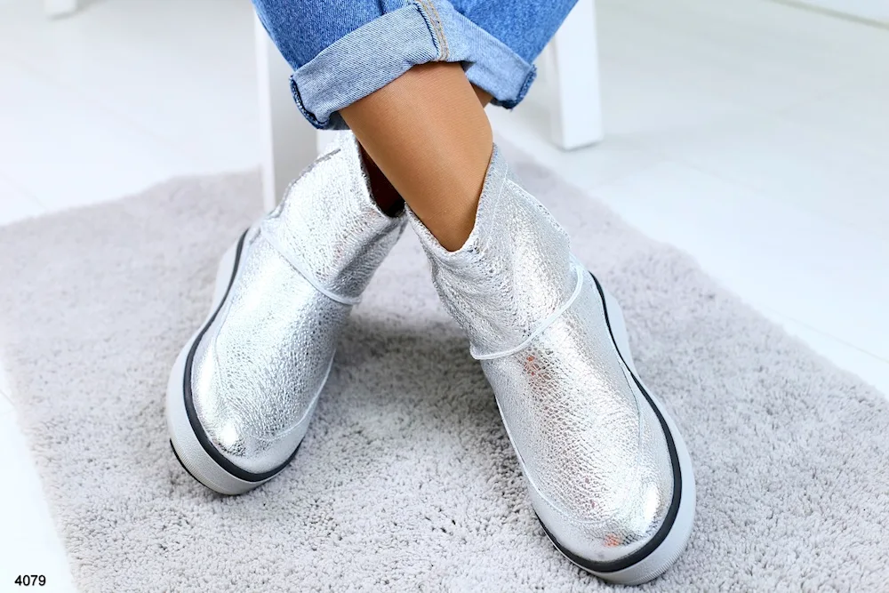 Uggs silver