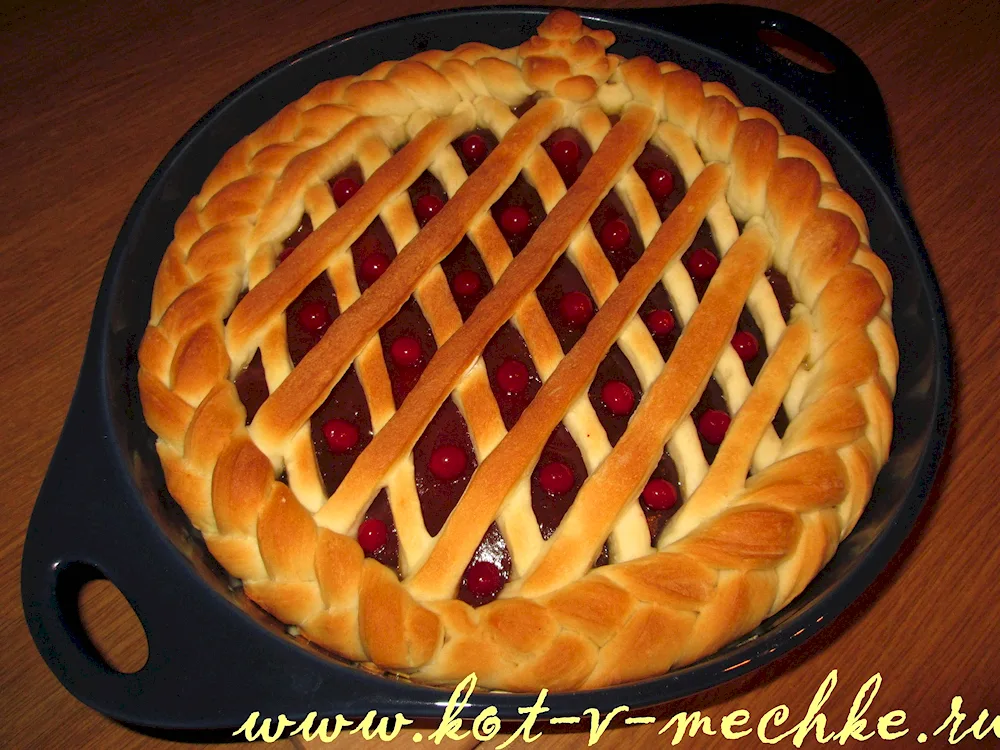 Decorating yeast pies