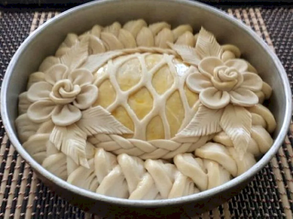 Decorating yeast pies. pies