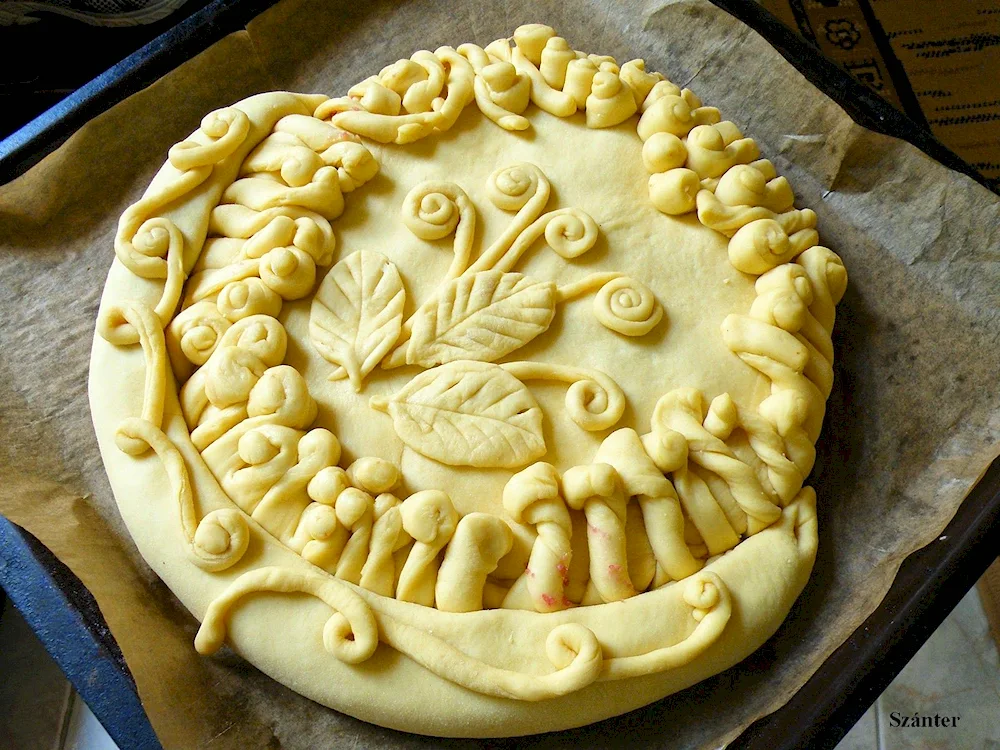 Decorating yeast pies