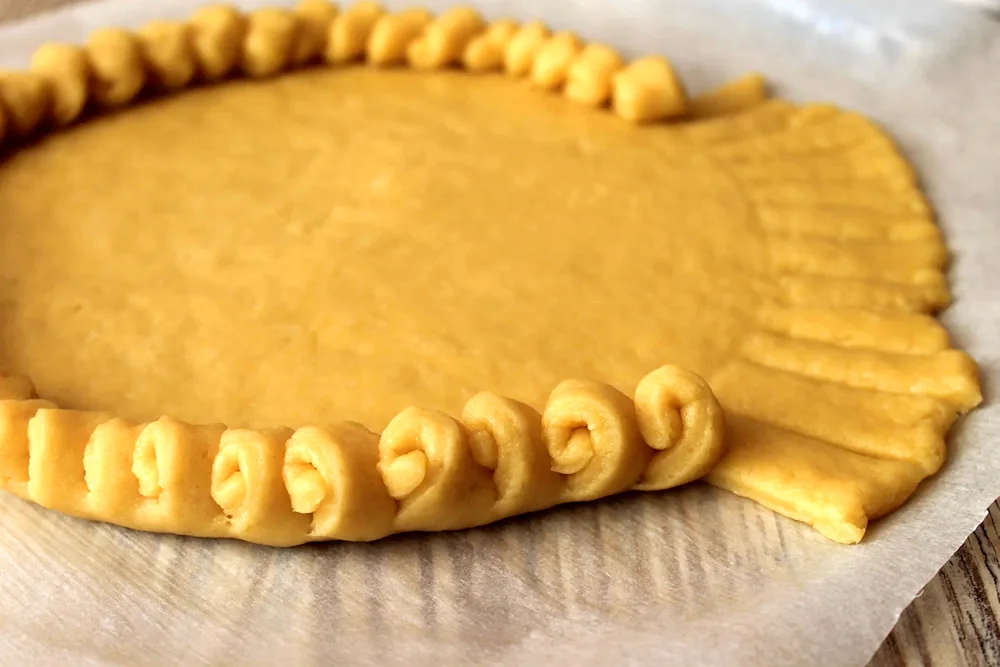 Decorating yeast pies