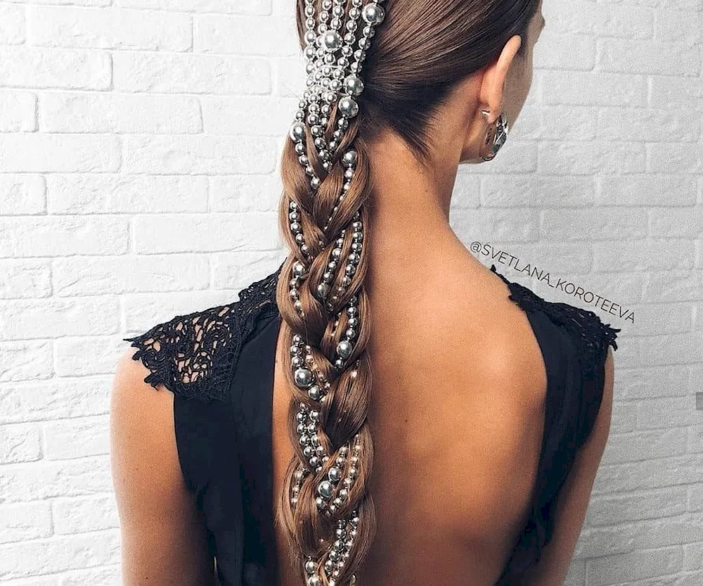 Beyoncé jewellery twig in hairstyle