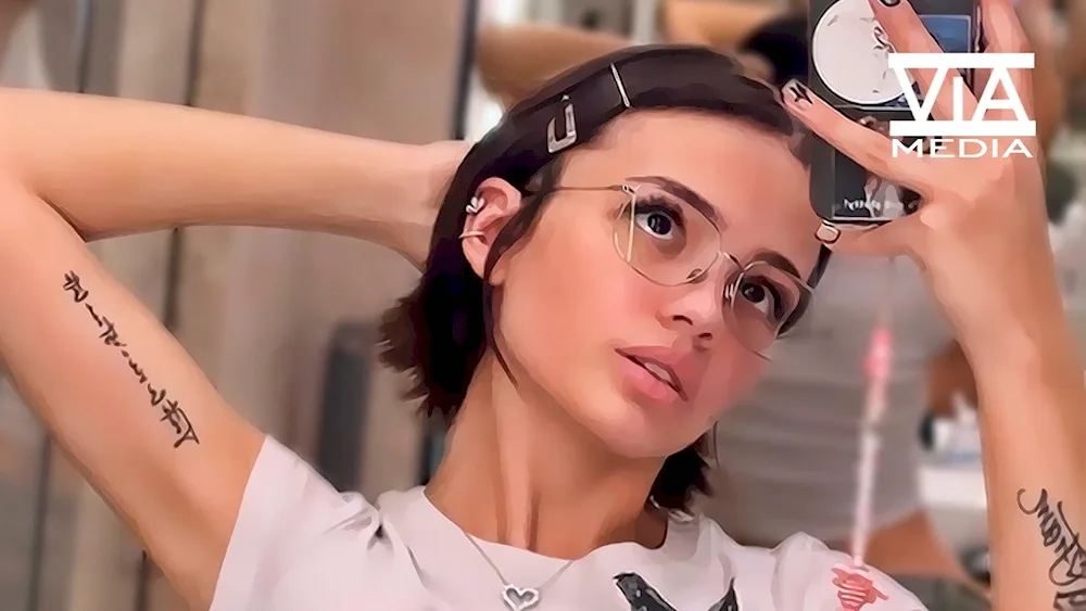 Valia Carnival cut her hair under a bob