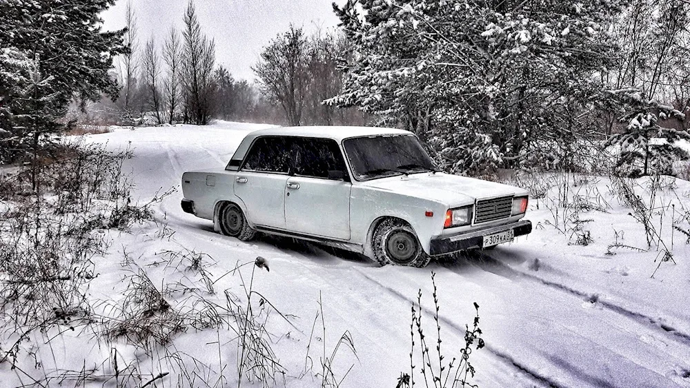 VAZ 2107 at night