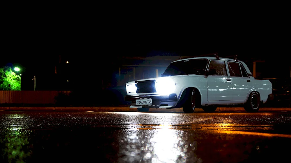 VAZ 2107 at night