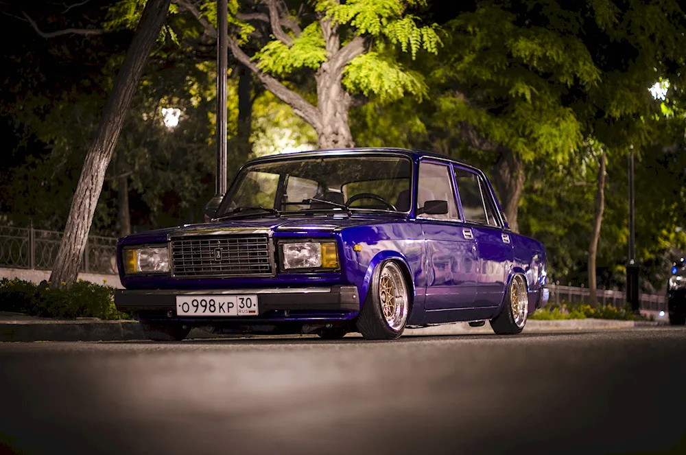 VAZ 2107 black stance