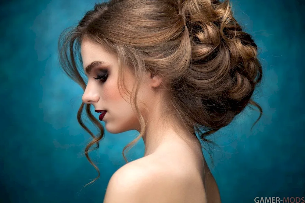 Model curls Sofia Zhuravets