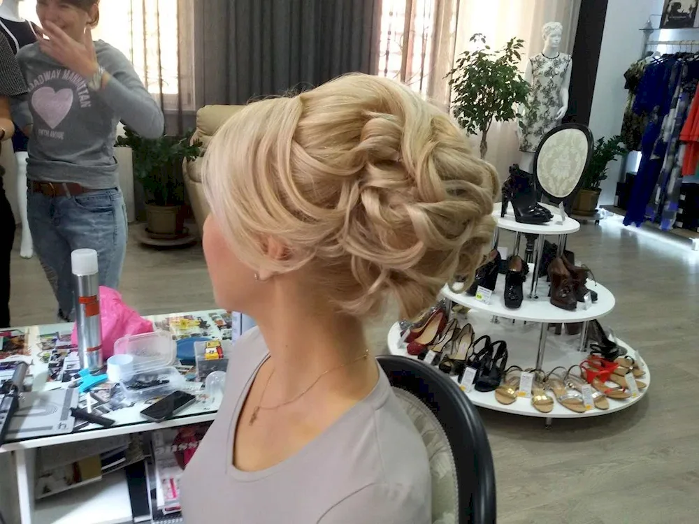 Evening hairstyles on hair extensions