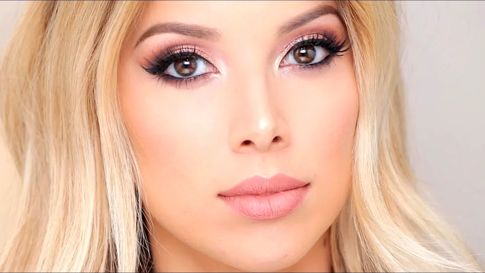 Evening makeup for blondes