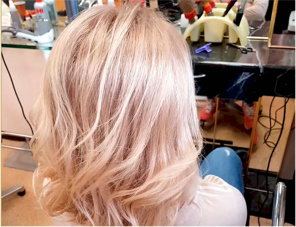 Beige blonde hair colouring