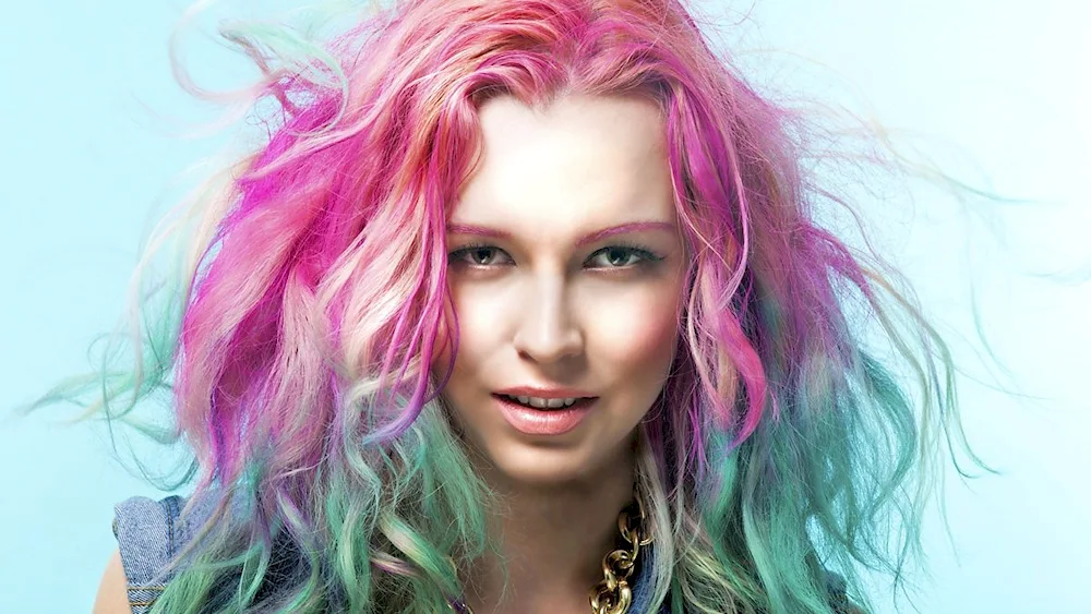 Coloured hair colouring