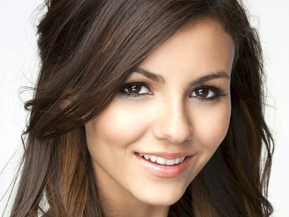 Victoria Justice eyes