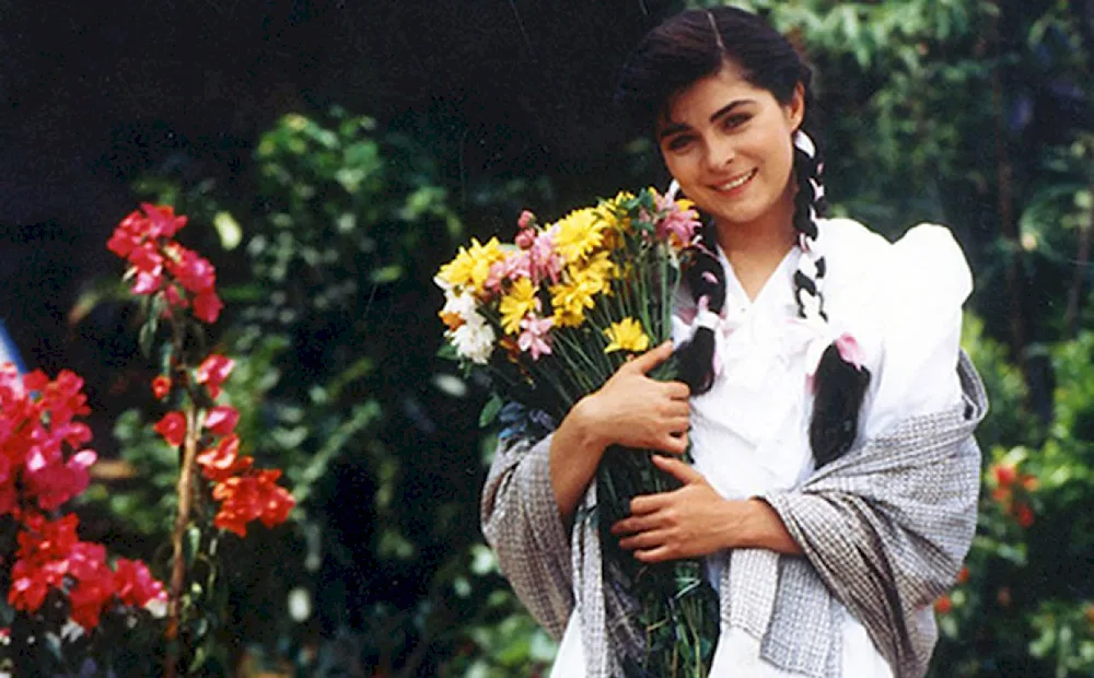 Victoria Ruffo as a young woman simply Maria